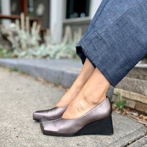 Chie Mihara Qutie Wedge in Iron